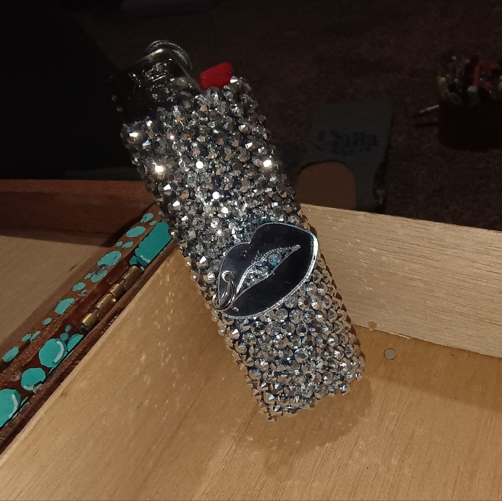 Rhinestone Lighter Case with Lip Design